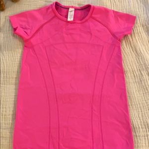 Like new hot pink Ivivva fly tech short sleeve